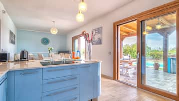 KĂŒhlschrank, Mikrowelle, Ofen, Herdplatte