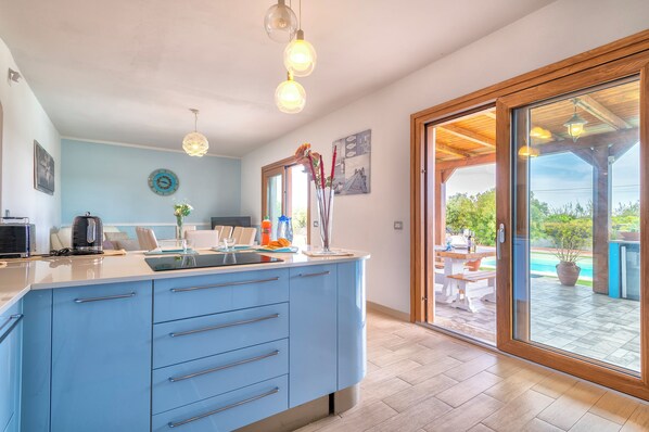 Fridge, microwave, oven, stovetop - 'Villa Della Felicita'' with Private Pool, Wi-Fi and Air Conditioning (Sorso)