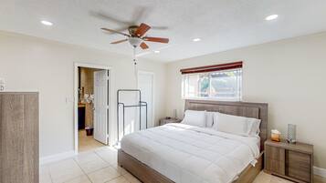 4 bedrooms, iron/ironing board, internet, bed sheets