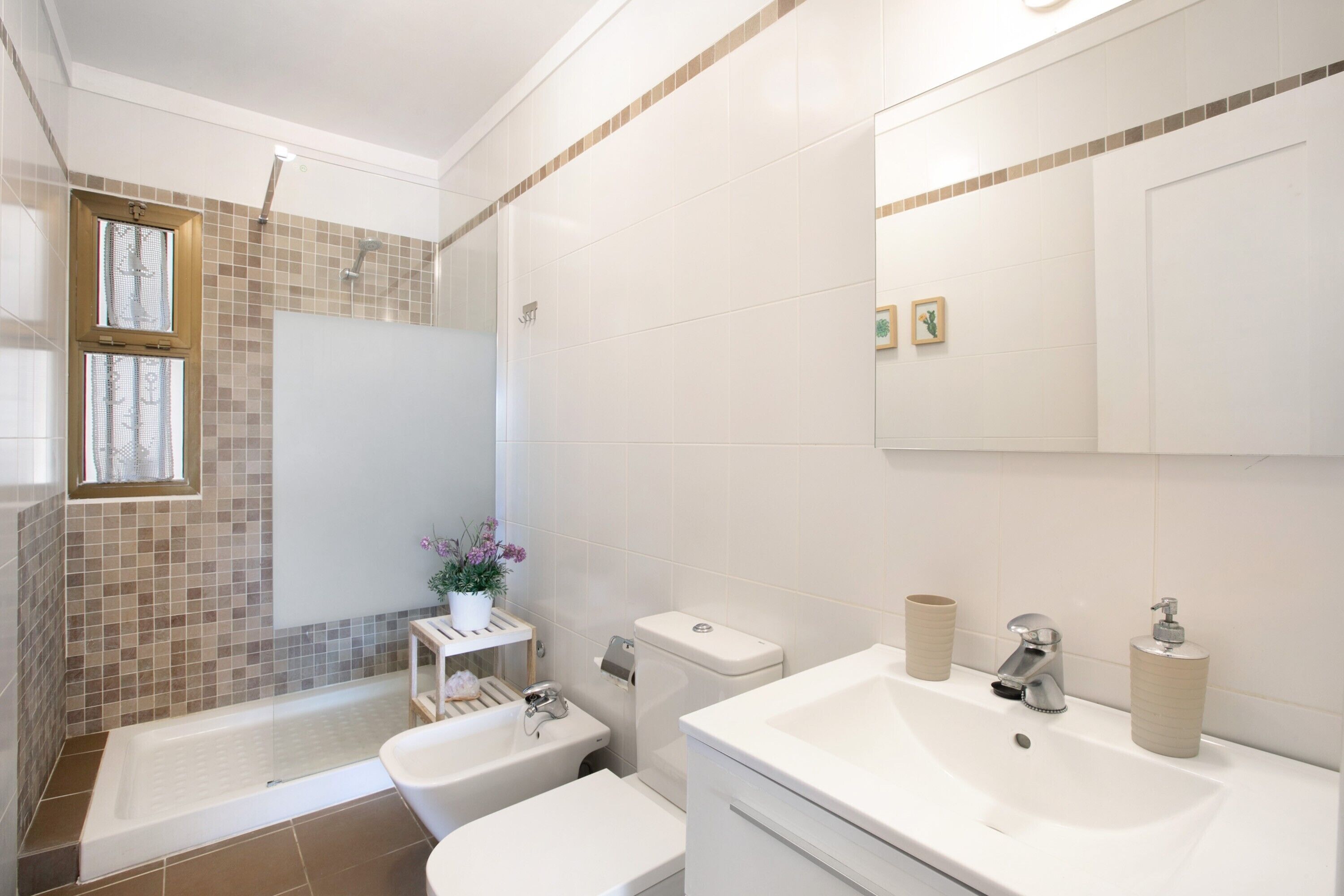 Ein Badezimmer mit Badewanne, Toilette, Waschbecken und Dusche.