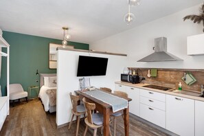 Een koelkast, een microgolfoven, een kookplaat