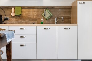 Een koelkast, een microgolfoven, een kookplaat