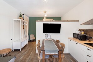 Dining - Apartment 'Chalet Elegance' with Mountain View, Private Terrace and Wi-Fi (Livigno)