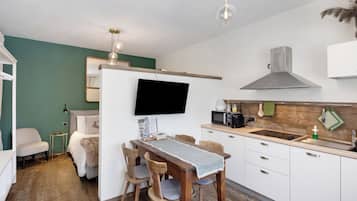 Refrigerador, microondas, parrilla de estufa y cafetera y tetera