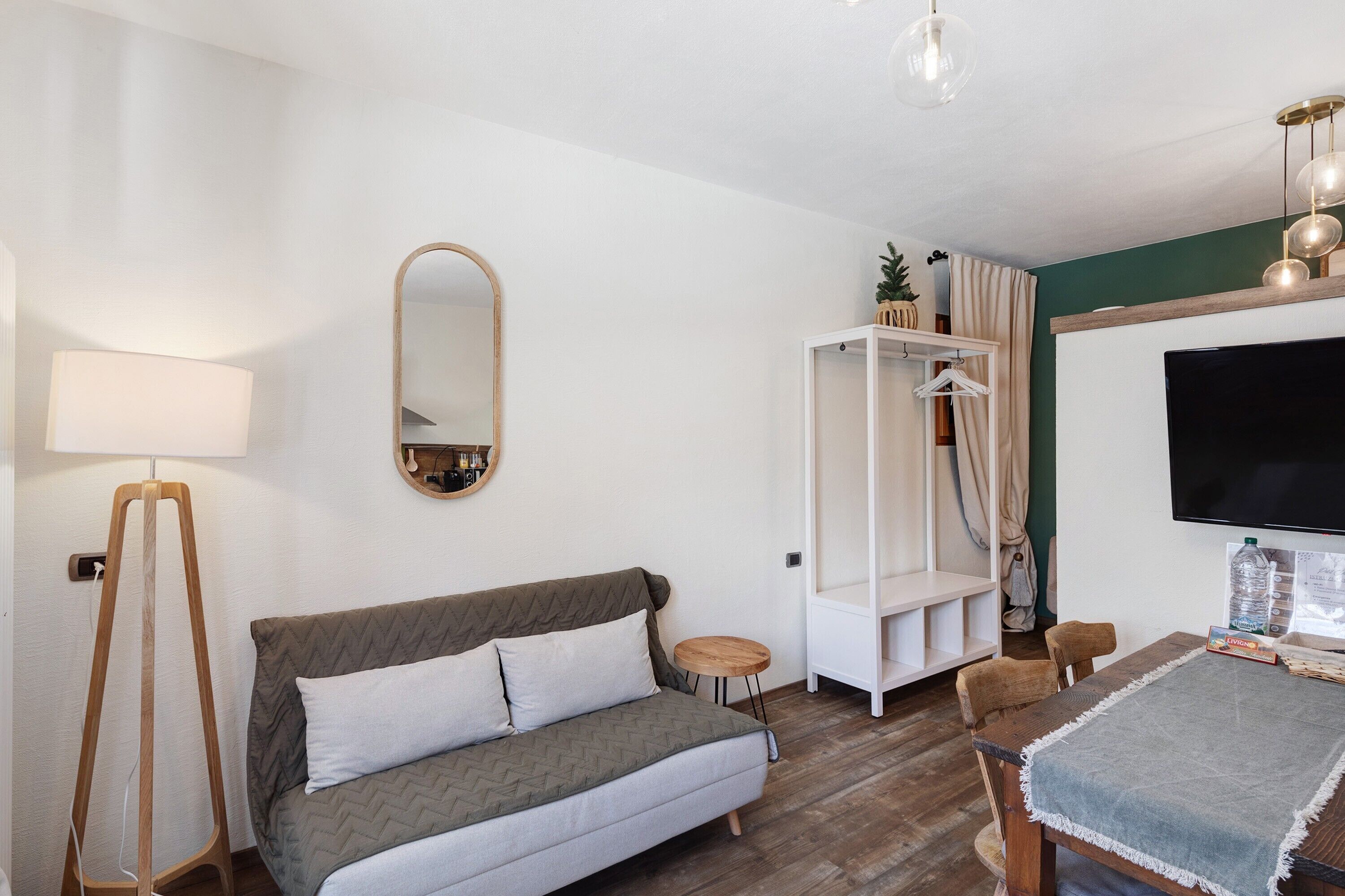 Chalet Elegance Apartment With Mountain View, Private Terrace, And Wi-fi - Livigno