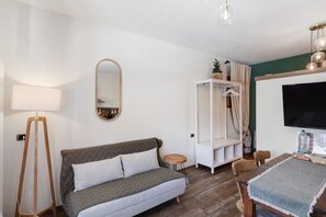 TV - Apartment 'Chalet Elegance' with Mountain View, Private Terrace and Wi-Fi (Livigno)