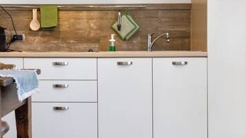 Refrigerador, microondas, parrilla de estufa y cafetera y tetera