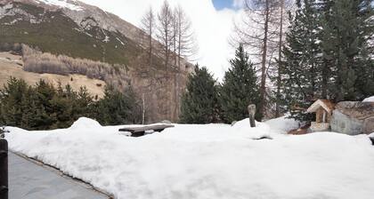 Apartment 'Chalet Elegance' with Mountain View, Private Terrace and Wi-Fi