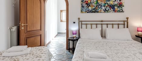 4 slaapkamers, een strijkplank/strijkijzer, gratis wifi, beddengoed