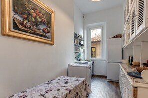 Jääkaappi, mikroaaltouuni, uuni, liesi