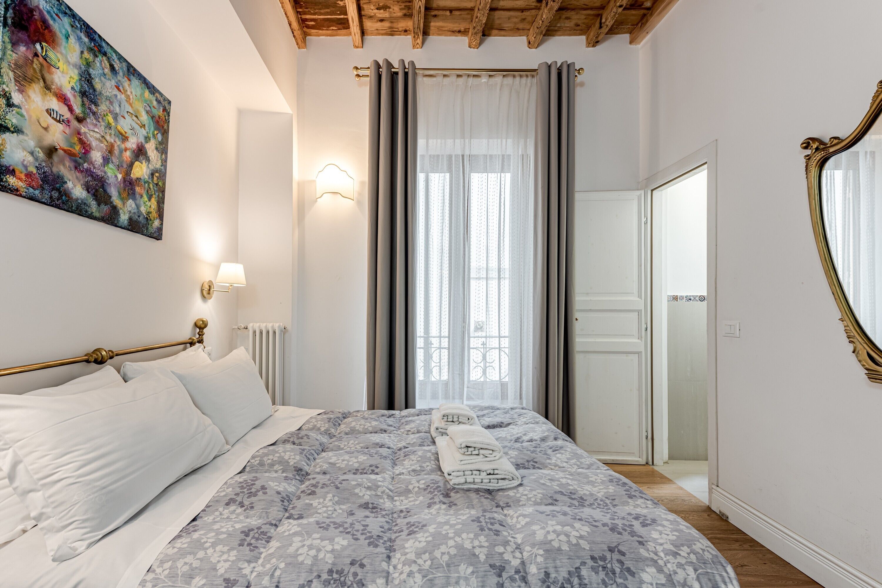 5 عدّة غرف نوم ومكواة/لوح كي وواي فاي مجانًا وملاءات أسرّة