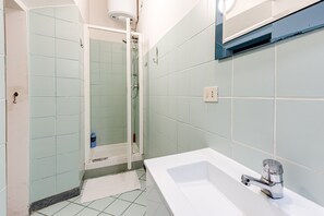Douche, sèche-cheveux, serviettes fournies