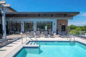 Outdoor pool - Sleepover | Private 1BD/1BA - Downtown Des Moines (Des Moines)