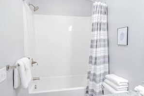 Sèche-cheveux, serviettes fournies, savon, shampoing