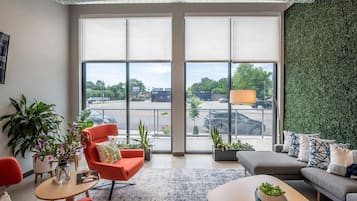 Een smart-tv en een open haard