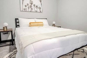 Desk, iron/ironing board, free WiFi, bed sheets - Sleepover | Private 1BD/1BA - Downtown Des Moines (Des Moines)