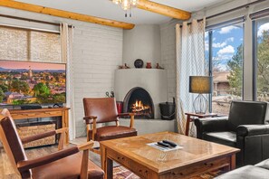 Älytelevisio, takka, DVD-soitin, kirjoja