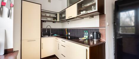 Frigorifero, forno, piano cottura, lavastoviglie