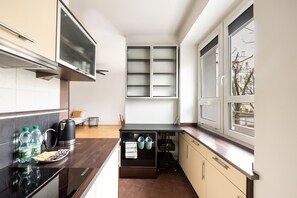 Fridge, oven, stovetop, dishwasher