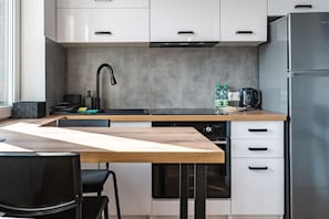Fridge, oven, stovetop, toaster - Nikiszowiec Chic Apartment (Katowice)