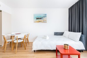 Iron/ironing board, WiFi, bed sheets