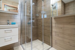 Shower, free toiletries, hair dryer, towels - Chopina Cosy Apartment (Katowice)