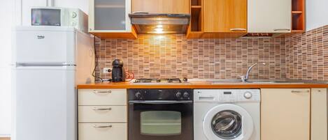 Kühlschrank, Mikrowelle, Ofen, Herdplatte