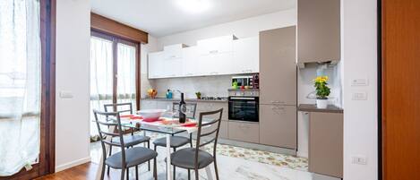 Fridge, oven, stovetop, dishwasher