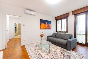 Flat-screen TV - GuestHost - Comfortable apartment located on the third and last floor of a building with a lift (suitable for disabled people).In 85 m2 of space it comfortably accommodates five people, a double bedroom and a bedroom with a single bed, a sofa bed in the  (Parma)