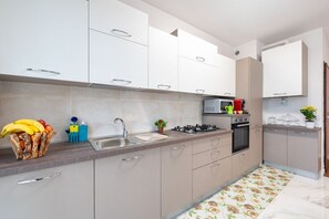 Fridge, oven, stovetop, dishwasher