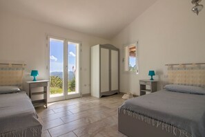 4 bedrooms, iron/ironing board, WiFi, bed sheets