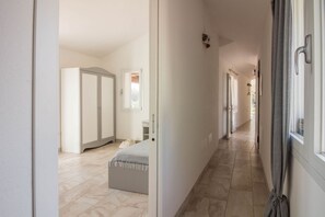 4 bedrooms, iron/ironing board, WiFi, bed sheets