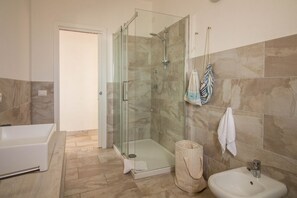Douche, sèche-cheveux, bidet