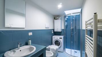 Doccia, asciugacapelli, bidet, asciugamani