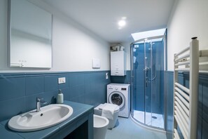 Douche, sèche-cheveux, bidet, serviettes fournies