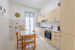 Fridge, oven, stovetop, coffee/tea maker