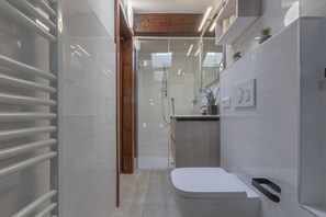 Chuveiro, secador de cabelo, bidê 