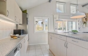 Frigorifero, piano cottura, lavastoviglie, macchina per tè/caffè