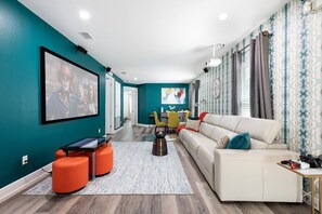 Smart-tv, bordsfotboll och ett bordtennisbord