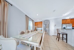 Dining - Wonderland House with theme rooms in Encore (Kissimmee)