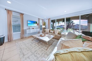 Smart-TV, Tischfußball, Tischtennisplatte