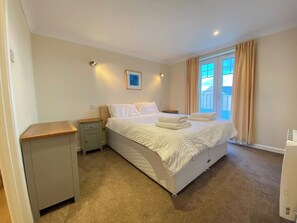 4 quartos, ferros/tábuas de passar roupa, berço de viagem, roupa de cama