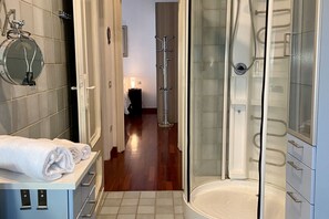 Dusche, Haartrockner, Bidet, Handtücher