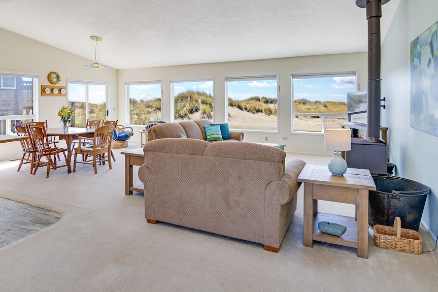 Ocean Front With Views! Bridge Views! Sandy Beach! - Waldport, OR