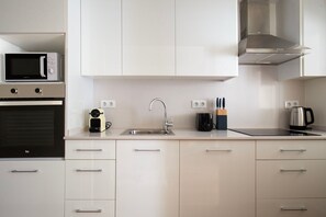 Frigorifero, microonde, forno, piano cottura