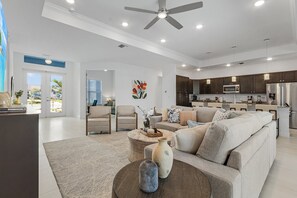 TV - GULF ACCESS & BIG WATER VIEW!, Heated Saltwater Pool  and Spa -  Villa Manatees Crossing - Roelens (Cape Coral)