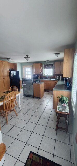 Mikrowelle, Ofen, Herdplatte, Wasserkocher mit Kaffee-/Teezubehör