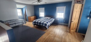 3 bedrooms, WiFi - Snowmobiling & Fourwheelering right out on the main trail (Stewartstown)