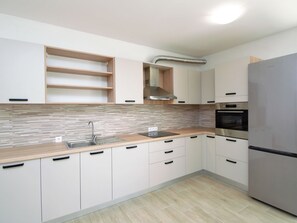 Frigorífico, horno, lavavajillas y utensilios de cocina