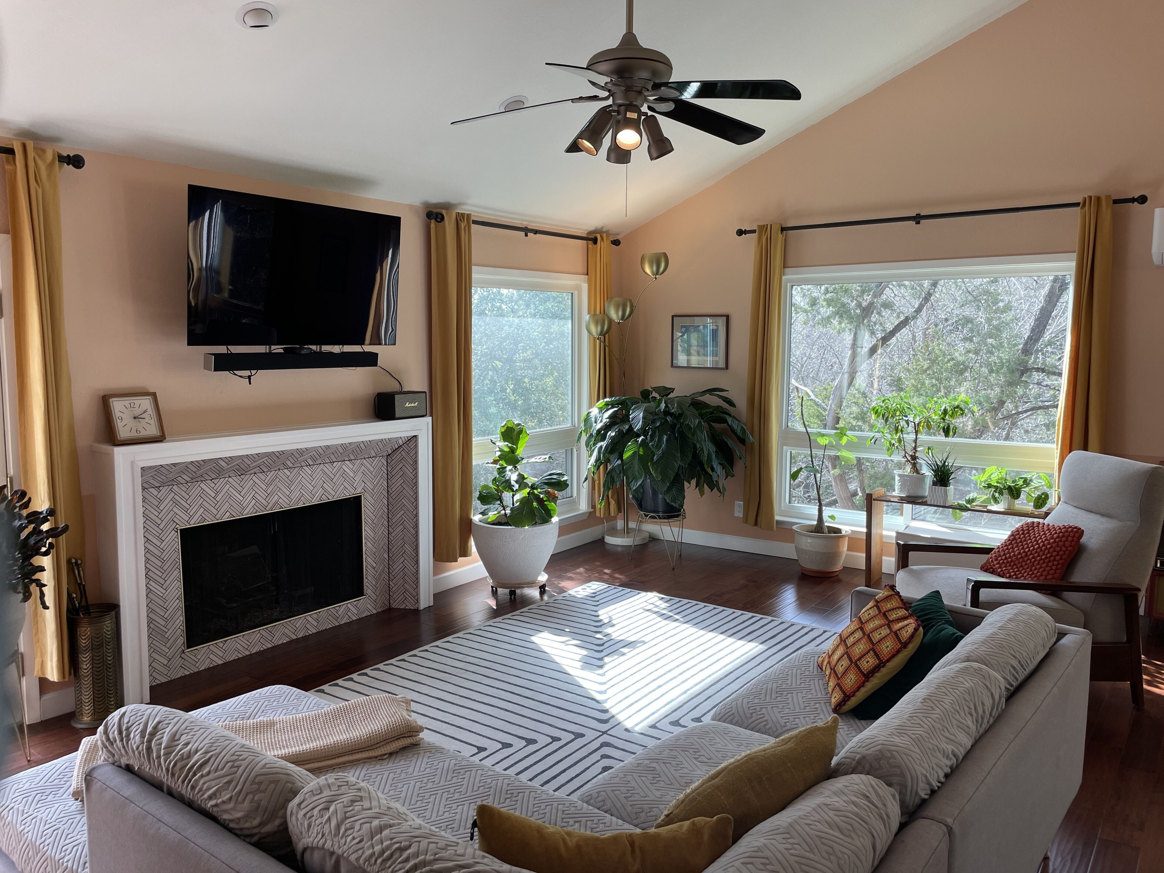 4bd +loft /2.5ba - great light, office, gym, sauna, coldplunge. Tree house vibes